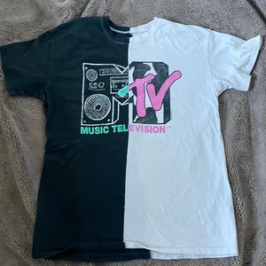 Hollister graphic tee. color black and white. size small